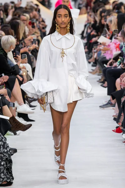 Look 16